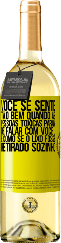29,95 € Envio grátis | Vinho branco Edição WHITE Você se sente tão bem quando as pessoas tóxicas param de falar com você ... É como se o lixo fosse retirado sozinho Etiqueta Amarela. Etiqueta personalizável Vinho jovem Colheita 2025 Verdejo