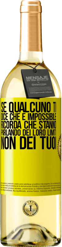 29,95 € | Vino bianco Edizione WHITE Se qualcuno ti dice che è impossibile, ricorda che stanno parlando dei loro limiti, non dei tuoi Etichetta Gialla. Etichetta personalizzabile Vino giovane Raccogliere 2024 Verdejo