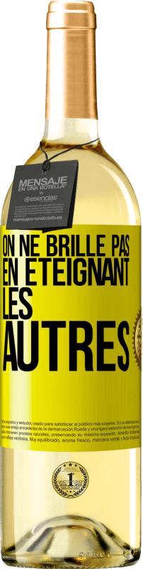 29,95 € | Vin blanc Édition WHITE On ne brille pas en éteignant les autres Étiquette Jaune. Étiquette personnalisable Vin jeune Récolte 2024 Verdejo