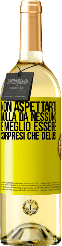 29,95 € | Vino bianco Edizione WHITE Non aspettarti nulla da nessuno. È meglio essere sorpresi che delusi Etichetta Gialla. Etichetta personalizzabile Vino giovane Raccogliere 2024 Verdejo