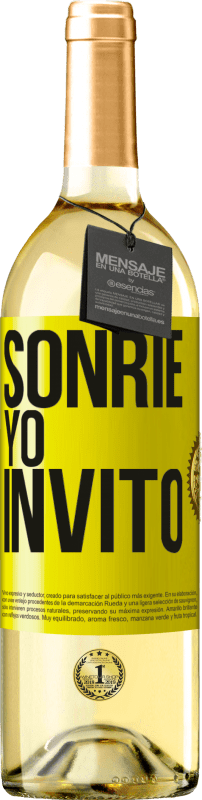 Envío gratis | Vino Blanco Edición WHITE Sonríe, yo invito Etiqueta Amarilla. Etiqueta personalizable Vino joven Cosecha 2023 Verdejo