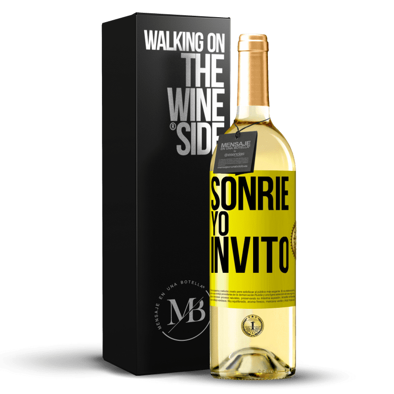 29,95 € Envío gratis | Vino Blanco Edición WHITE Sonríe, yo invito Etiqueta Amarilla. Etiqueta personalizable Vino joven Cosecha 2023 Verdejo