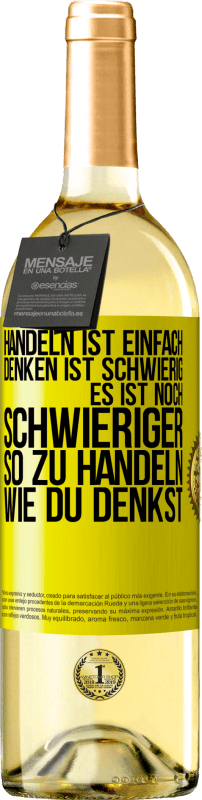 29,95 € Kostenloser Versand | Weißwein WHITE Ausgabe Handeln ist einfach. Denken ist schwierig. Es ist noch schwieriger, so zu handeln, wie du denkst Gelbes Etikett. Anpassbares Etikett Junger Wein Ernte 2025 Verdejo