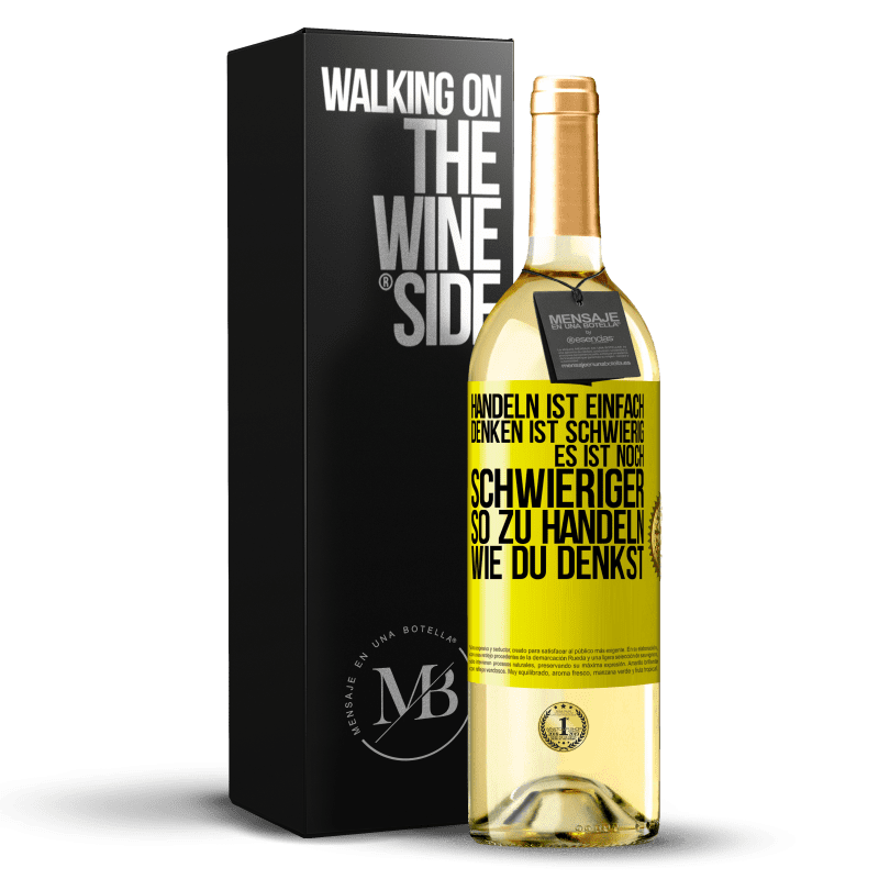 29,95 € Kostenloser Versand | Weißwein WHITE Ausgabe Handeln ist einfach. Denken ist schwierig. Es ist noch schwieriger, so zu handeln, wie du denkst Gelbes Etikett. Anpassbares Etikett Junger Wein Ernte 2023 Verdejo