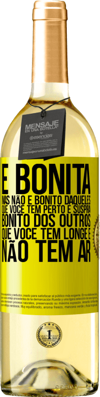 29,95 € | Vinho branco Edição WHITE É bonita. Mas não é bonito daqueles que você tem perto e suspira. Bonito dos outros, que você tem longe e não tem ar Etiqueta Amarela. Etiqueta personalizável Vinho jovem Colheita 2024 Verdejo