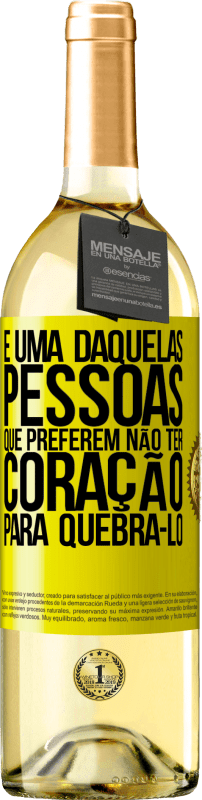 29,95 € | Vinho branco Edição WHITE É uma daquelas pessoas que preferem não ter coração para quebrá-lo Etiqueta Amarela. Etiqueta personalizável Vinho jovem Colheita 2024 Verdejo