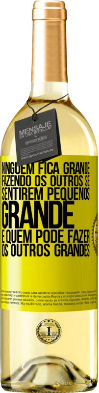 29,95 € Envio grátis | Vinho branco Edição WHITE Ninguém fica grande fazendo os outros se sentirem pequenos. Grande é quem pode fazer os outros grandes Etiqueta Amarela. Etiqueta personalizável Vinho jovem Colheita 2025 Verdejo