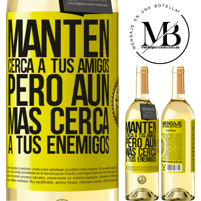 29,95 € Envío gratis | Vino Blanco Edición WHITE Mantén cerca a tus amigos, pero aún más cerca a tus enemigos Etiqueta Amarilla. Etiqueta personalizable Vino joven Cosecha 2023 Verdejo