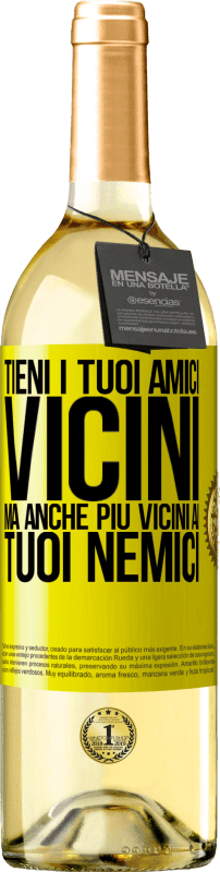 29,95 € | Vino bianco Edizione WHITE Tieni i tuoi amici vicini, ma anche più vicini ai tuoi nemici Etichetta Gialla. Etichetta personalizzabile Vino giovane Raccogliere 2024 Verdejo