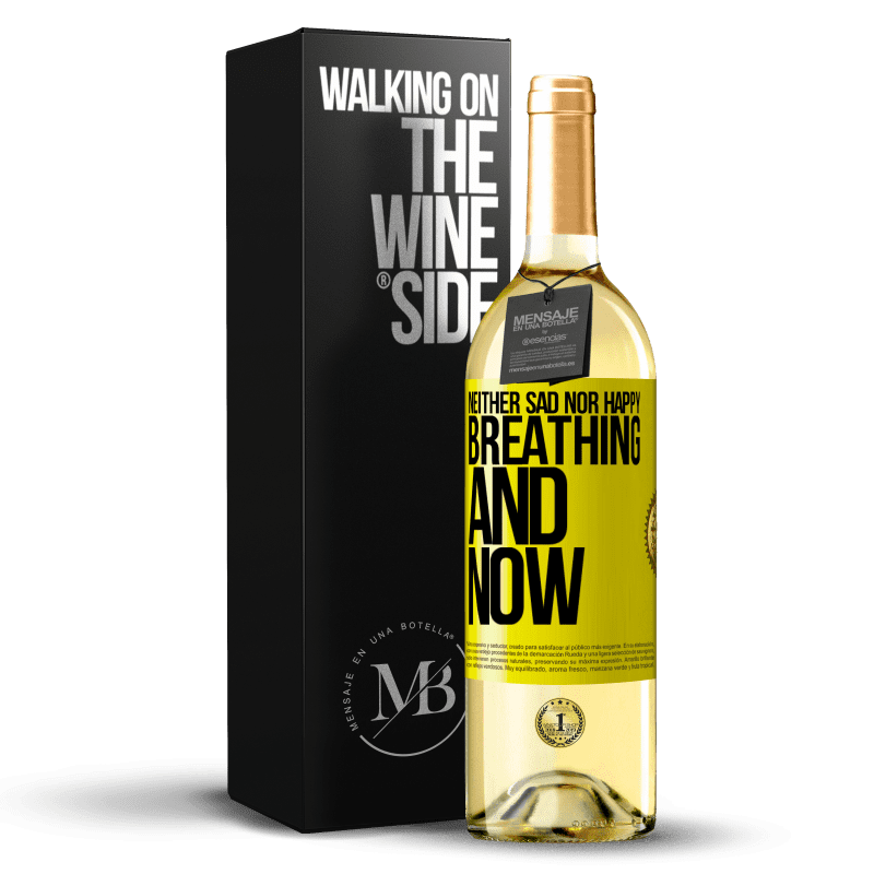 29,95 € 送料無料 | 白ワイン WHITEエディション 悲しくも幸せでもありません。呼吸と今 黄色のラベル. カスタマイズ可能なラベル 若いワイン 収穫 2023 Verdejo