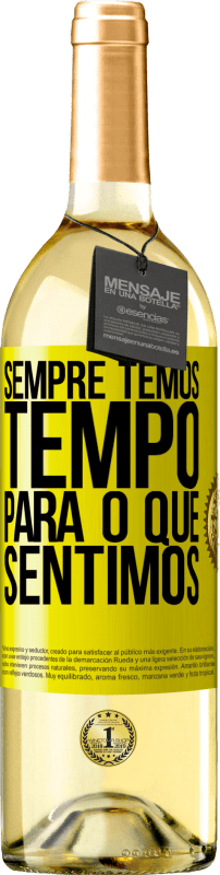 Envio grátis | Vinho branco Edição WHITE Sempre temos tempo para o que sentimos Etiqueta Amarela. Etiqueta personalizável Vinho jovem Colheita 2023 Verdejo