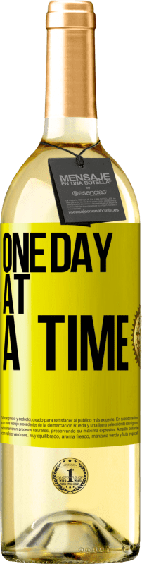 29,95 € | White Wine WHITE Edition One day at a time Yellow Label. Customizable label Young wine Harvest 2024 Verdejo