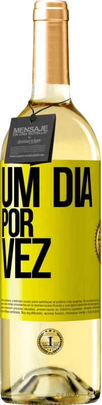 29,95 € Envio grátis | Vinho branco Edição WHITE Um dia por vez Etiqueta Amarela. Etiqueta personalizável Vinho jovem Colheita 2025 Verdejo