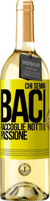 29,95 € Spedizione Gratuita | Vino bianco Edizione WHITE Chi semina baci, raccoglie notti di passione Etichetta Gialla. Etichetta personalizzabile Vino giovane Raccogliere 2025 Verdejo