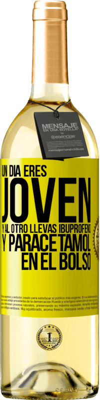 29,95 € Envío gratis | Vino Blanco Edición WHITE Un día eres joven y al otro llevas ibuprofeno y paracetamol en el bolso Etiqueta Amarilla. Etiqueta personalizable Vino joven Cosecha 2025 Verdejo