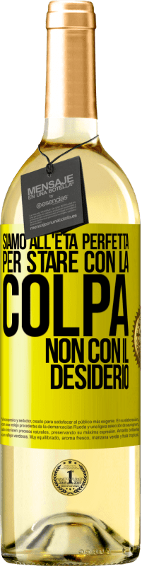 29,95 € Spedizione Gratuita | Vino bianco Edizione WHITE Siamo all'età perfetta, per stare con la colpa, non con il desiderio Etichetta Gialla. Etichetta personalizzabile Vino giovane Raccogliere 2025 Verdejo