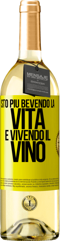 29,95 € Spedizione Gratuita | Vino bianco Edizione WHITE Sto più bevendo la vita e vivendo il vino Etichetta Gialla. Etichetta personalizzabile Vino giovane Raccogliere 2025 Verdejo