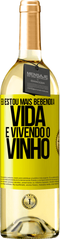 Envio grátis | Vinho branco Edição WHITE Eu estou mais bebendo a vida e vivendo o vinho Etiqueta Amarela. Etiqueta personalizável Vinho jovem Colheita 2023 Verdejo