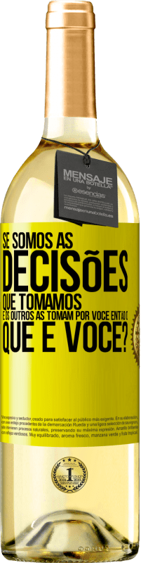 Envio grátis | Vinho branco Edição WHITE Se somos as decisões que tomamos e os outros as tomam por você, então o que é você? Etiqueta Amarela. Etiqueta personalizável Vinho jovem Colheita 2023 Verdejo