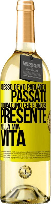 29,95 € Spedizione Gratuita | Vino bianco Edizione WHITE Adesso devo parlare al passato di qualcuno che è ancora presente nella mia vita Etichetta Gialla. Etichetta personalizzabile Vino giovane Raccogliere 2023 Verdejo