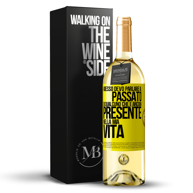 29,95 € Spedizione Gratuita | Vino bianco Edizione WHITE Adesso devo parlare al passato di qualcuno che è ancora presente nella mia vita Etichetta Gialla. Etichetta personalizzabile Vino giovane Raccogliere 2023 Verdejo