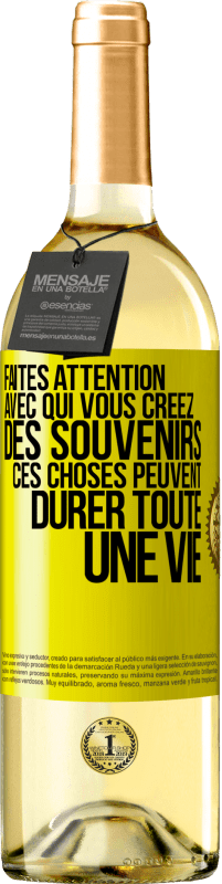 Envoi gratuit | Vin blanc Édition WHITE Faites attention avec qui vous créez des souvenirs. Ces choses peuvent durer toute une vie Étiquette Jaune. Étiquette personnalisable Vin jeune Récolte 2023 Verdejo