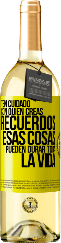 Envío gratis | Vino Blanco Edición WHITE Ten cuidado con quién creas recuerdos. Esas cosas pueden durar toda la vida Etiqueta Amarilla. Etiqueta personalizable Vino joven Cosecha 2023 Verdejo