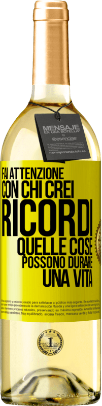 29,95 € | Vino bianco Edizione WHITE Fai attenzione con chi crei ricordi. Quelle cose possono durare una vita Etichetta Gialla. Etichetta personalizzabile Vino giovane Raccogliere 2024 Verdejo