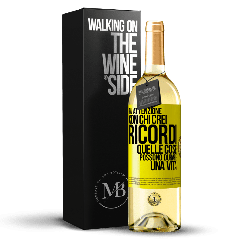 29,95 € Spedizione Gratuita | Vino bianco Edizione WHITE Fai attenzione con chi crei ricordi. Quelle cose possono durare una vita Etichetta Gialla. Etichetta personalizzabile Vino giovane Raccogliere 2023 Verdejo