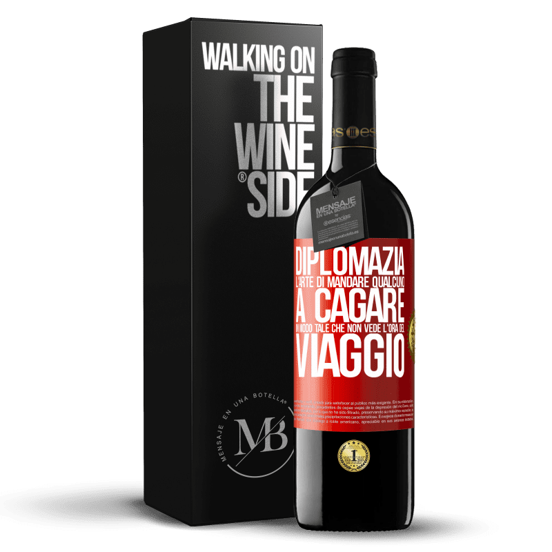 39,95 € Spedizione Gratuita | Vino rosso Edizione RED MBE Riserva Diplomazia. L'arte di mandare qualcuno a cagare in modo tale che non vede l'ora del viaggio Etichetta Rossa. Etichetta personalizzabile Riserva 12 Mesi Raccogliere 2015 Tempranillo