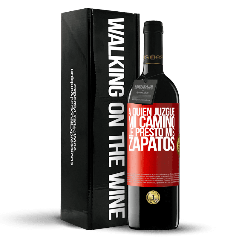 39,95 € Envío gratis | Vino Tinto Edición RED MBE Reserva A quien juzgue mi camino, le presto mis zapatos Etiqueta Roja. Etiqueta personalizable Reserva 12 Meses Cosecha 2015 Tempranillo