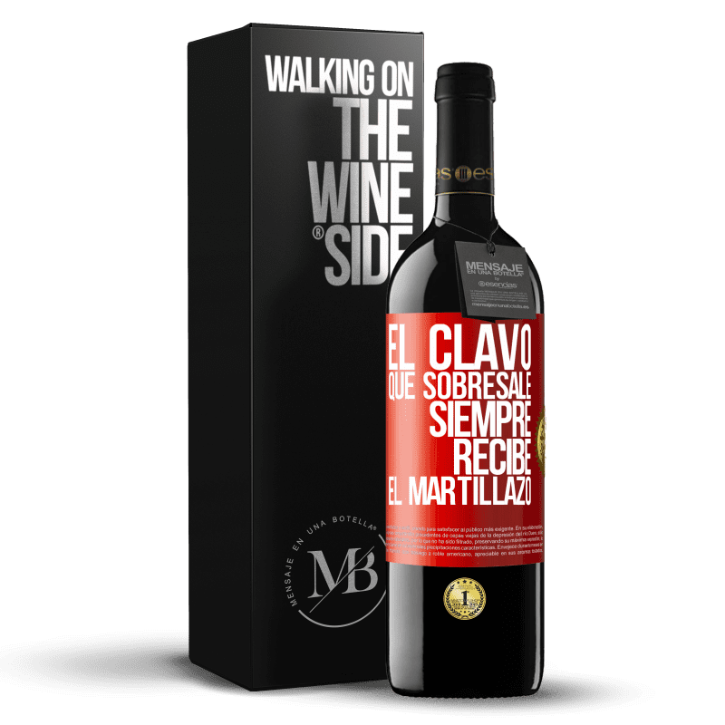 39,95 € Envío gratis | Vino Tinto Edición RED MBE Reserva El clavo que sobresale siempre recibe el martillazo Etiqueta Roja. Etiqueta personalizable Reserva 12 Meses Cosecha 2015 Tempranillo