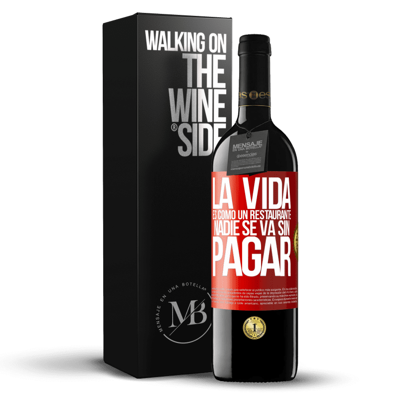 39,95 € Envío gratis | Vino Tinto Edición RED MBE Reserva La vida es como un restaurante, nadie se va sin pagar Etiqueta Roja. Etiqueta personalizable Reserva 12 Meses Cosecha 2015 Tempranillo