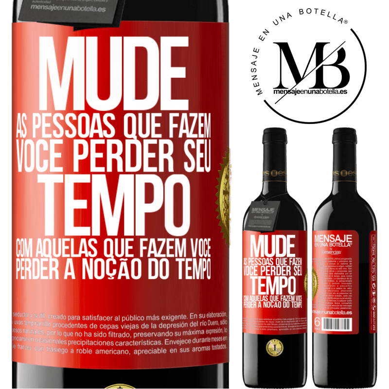 39,95 € Envio grátis | Vinho tinto Edição RED MBE Reserva Mude as pessoas que fazem você perder seu tempo com aquelas que fazem você perder a noção do tempo Etiqueta Vermelha. Etiqueta personalizável Reserva 12 Meses Colheita 2015 Tempranillo