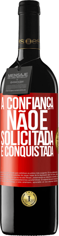 39,95 € | Vinho tinto Edição RED MBE Reserva A confiança não é solicitada, é conquistada Etiqueta Vermelha. Etiqueta personalizável Reserva 12 Meses Colheita 2016 Tempranillo