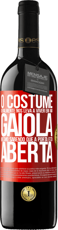 39,95 € Envio grátis | Vinho tinto Edição RED MBE Reserva O costume geralmente nos leva a viver em uma gaiola, mesmo sabendo que a porta está aberta Etiqueta Vermelha. Etiqueta personalizável Reserva 12 Meses Colheita 2016 Tempranillo