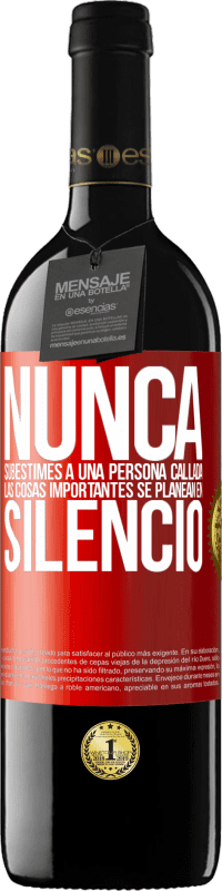39,95 € | Vino Tinto Edición RED MBE Reserva Nunca subestimes a una persona callada, las cosas importantes se planean en silencio Etiqueta Roja. Etiqueta personalizable Reserva 12 Meses Cosecha 2016 Tempranillo