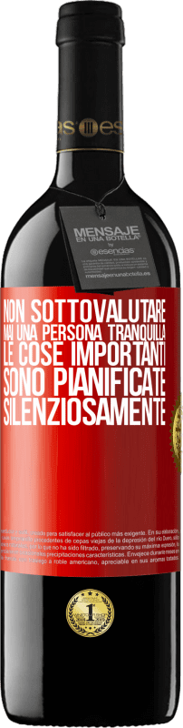 39,95 € | Vino rosso Edizione RED MBE Riserva Non sottovalutare mai una persona tranquilla, le cose importanti sono pianificate silenziosamente Etichetta Rossa. Etichetta personalizzabile Riserva 12 Mesi Raccogliere 2015 Tempranillo