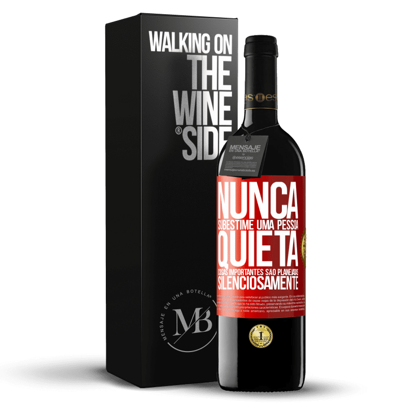 39,95 € Envio grátis | Vinho tinto Edição RED MBE Reserva Nunca subestime uma pessoa quieta, coisas importantes são planejadas silenciosamente Etiqueta Vermelha. Etiqueta personalizável Reserva 12 Meses Colheita 2015 Tempranillo