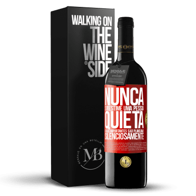 «Nunca subestime uma pessoa quieta, coisas importantes são planejadas silenciosamente» Edição RED MBE Reserva