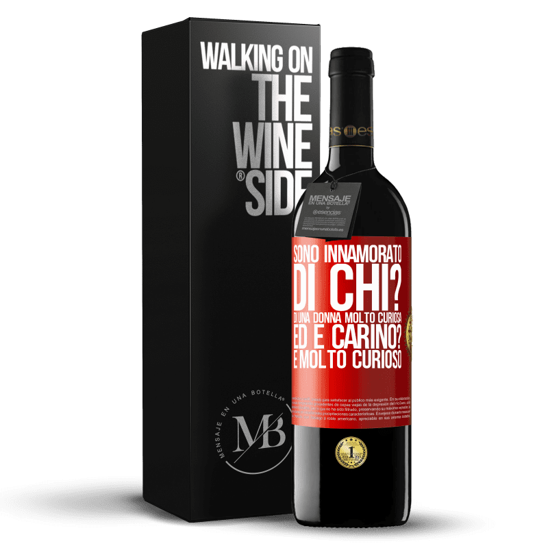 39,95 € Spedizione Gratuita | Vino rosso Edizione RED MBE Riserva Sono innamorato Di chi? Di una donna molto curiosa. Ed è carino? È molto curioso Etichetta Rossa. Etichetta personalizzabile Riserva 12 Mesi Raccogliere 2015 Tempranillo