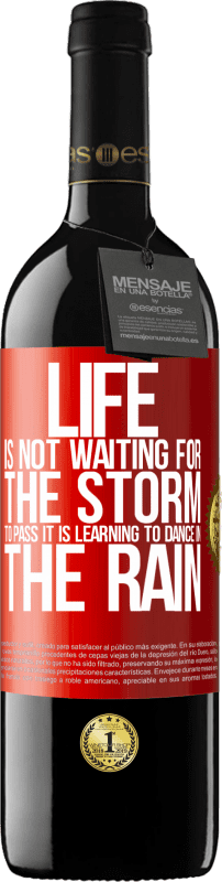 39,95 € | 红酒 RED版 MBE 预订 生活不是在等待风暴过去。正在学习在雨中跳舞 红色标签. 可自定义的标签 预订 12 个月 收成 2014 Tempranillo