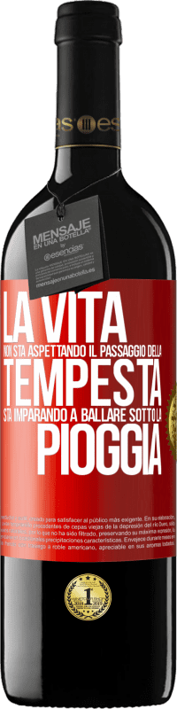 39,95 € Spedizione Gratuita | Vino rosso Edizione RED MBE Riserva La vita non sta aspettando il passaggio della tempesta. Sta imparando a ballare sotto la pioggia Etichetta Rossa. Etichetta personalizzabile Riserva 12 Mesi Raccogliere 2016 Tempranillo