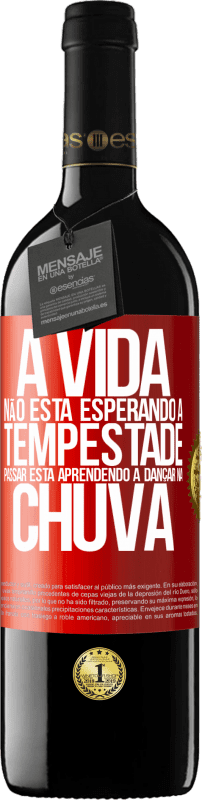 39,95 € | Vinho tinto Edição RED MBE Reserva A vida não está esperando a tempestade passar. Está aprendendo a dançar na chuva Etiqueta Vermelha. Etiqueta personalizável Reserva 12 Meses Colheita 2016 Tempranillo