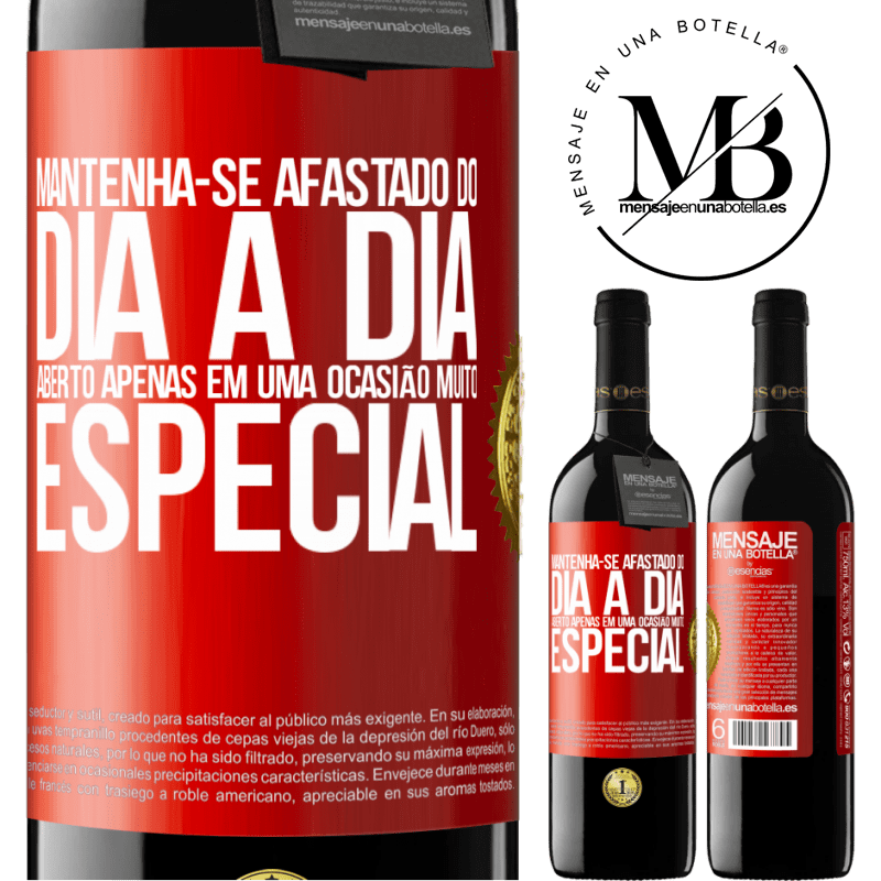 39,95 € Envio grátis | Vinho tinto Edição RED MBE Reserva Mantenha-se afastado do dia a dia. Aberto apenas em uma ocasião muito especial Etiqueta Vermelha. Etiqueta personalizável Reserva 12 Meses Colheita 2015 Tempranillo
