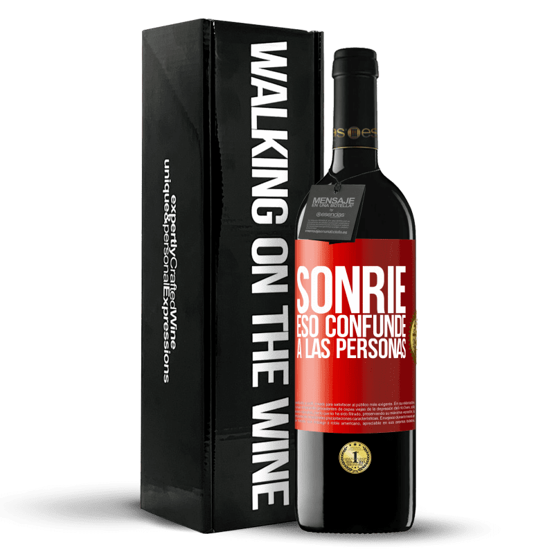 39,95 € Envío gratis | Vino Tinto Edición RED MBE Reserva Sonríe, eso confunde a las personas Etiqueta Roja. Etiqueta personalizable Reserva 12 Meses Cosecha 2015 Tempranillo