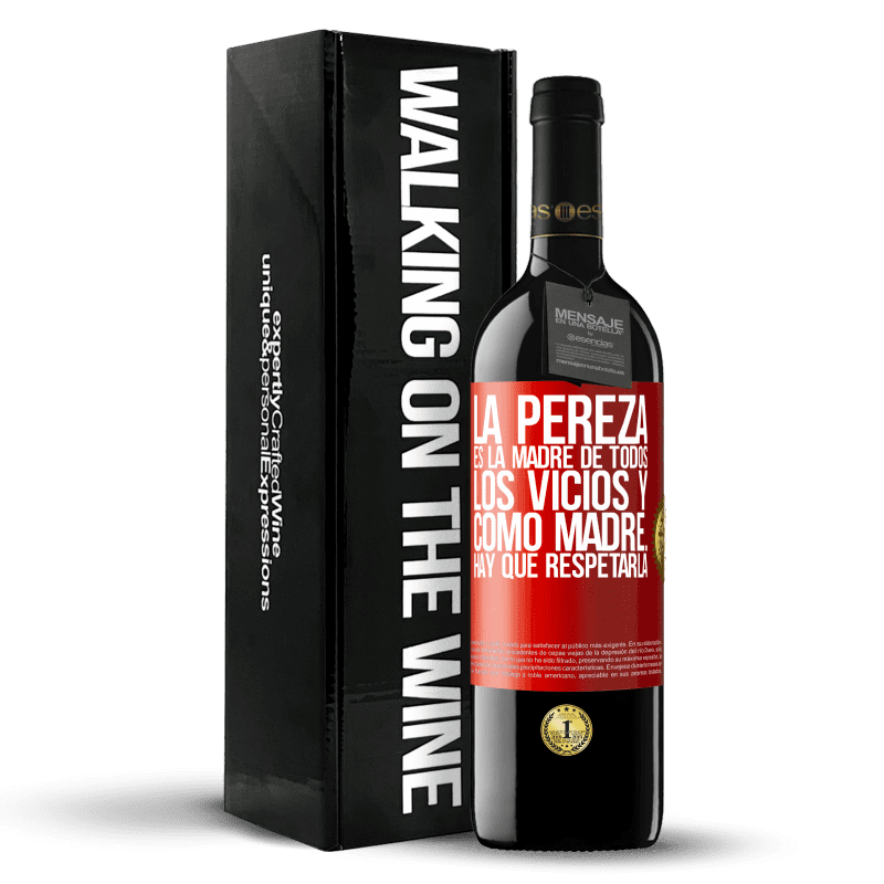 39,95 € Envío gratis | Vino Tinto Edición RED MBE Reserva La pereza es la madre de todos los vicios y como madre... hay que respetarla Etiqueta Roja. Etiqueta personalizable Reserva 12 Meses Cosecha 2015 Tempranillo