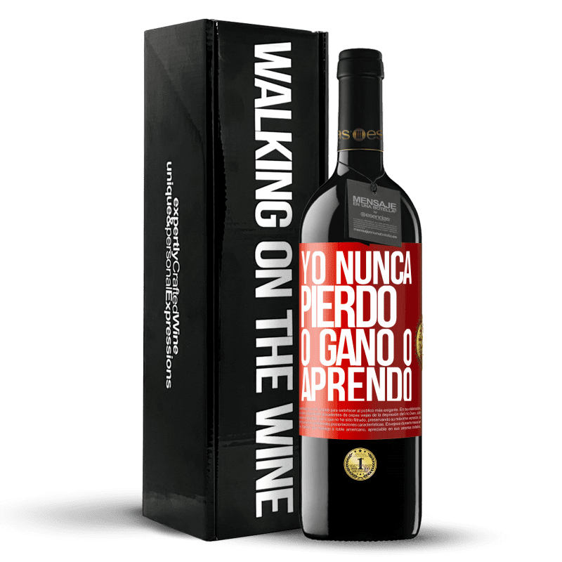 29,95 € Envío gratis | Vino Tinto Edición RED Crianza 6 Meses Yo nunca pierdo. O gano o aprendo Etiqueta Roja. Etiqueta personalizable Crianza en barrica de roble 6 Meses Cosecha 2020 Tempranillo
