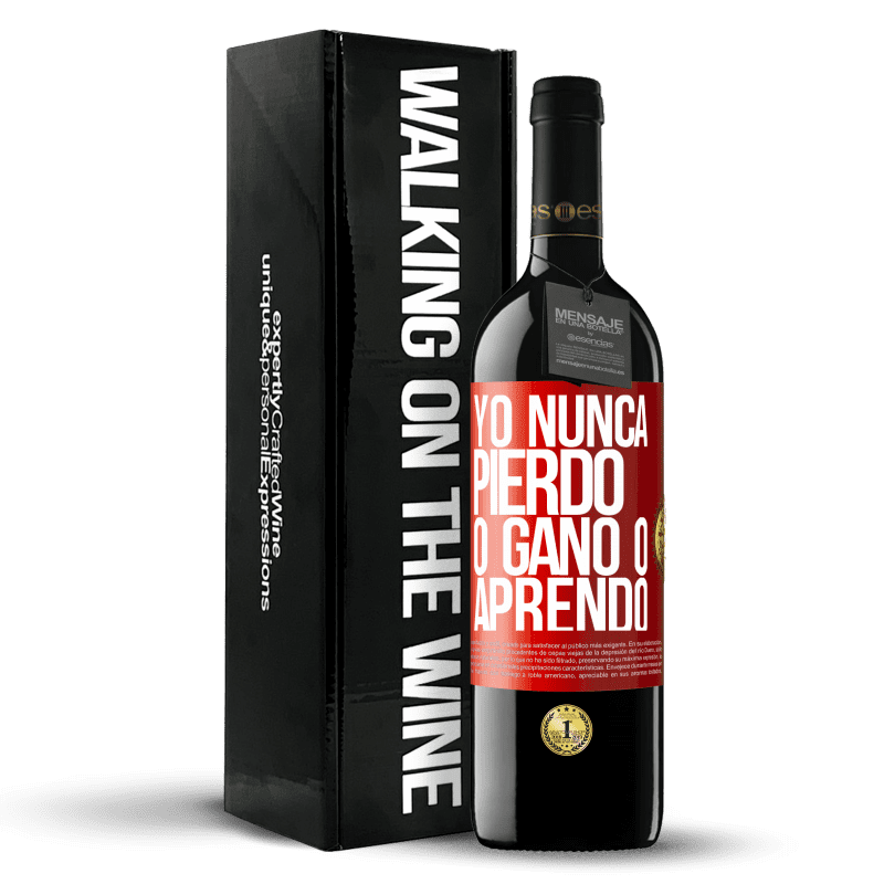 39,95 € Envío gratis | Vino Tinto Edición RED MBE Reserva Yo nunca pierdo. O gano o aprendo Etiqueta Roja. Etiqueta personalizable Reserva 12 Meses Cosecha 2015 Tempranillo