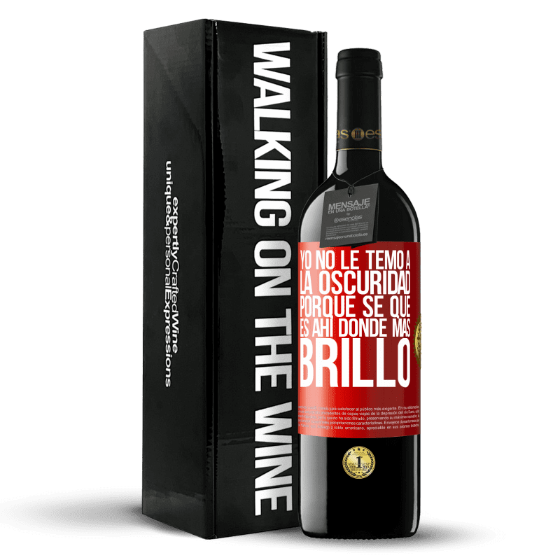 29,95 € Envío gratis | Vino Tinto Edición RED Crianza 6 Meses Yo no le temo a la oscuridad, porque sé que es ahí donde más brillo Etiqueta Roja. Etiqueta personalizable Crianza en barrica de roble 6 Meses Cosecha 2020 Tempranillo